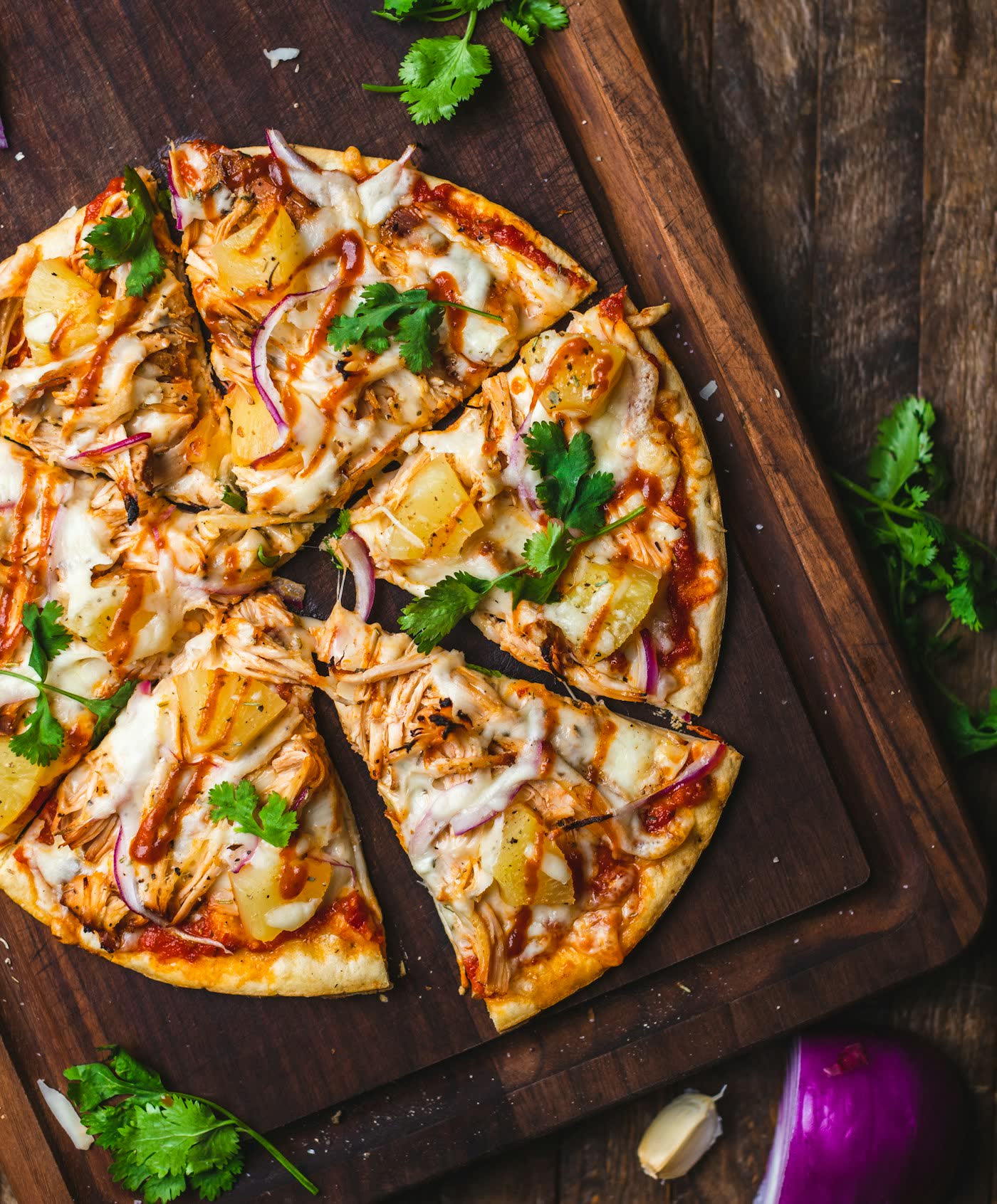 Belegte Pizza auf einem Holzbrett