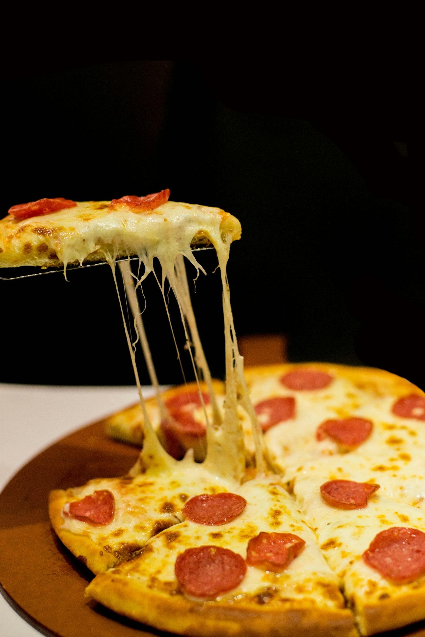 Pizza mit Salami und Käse