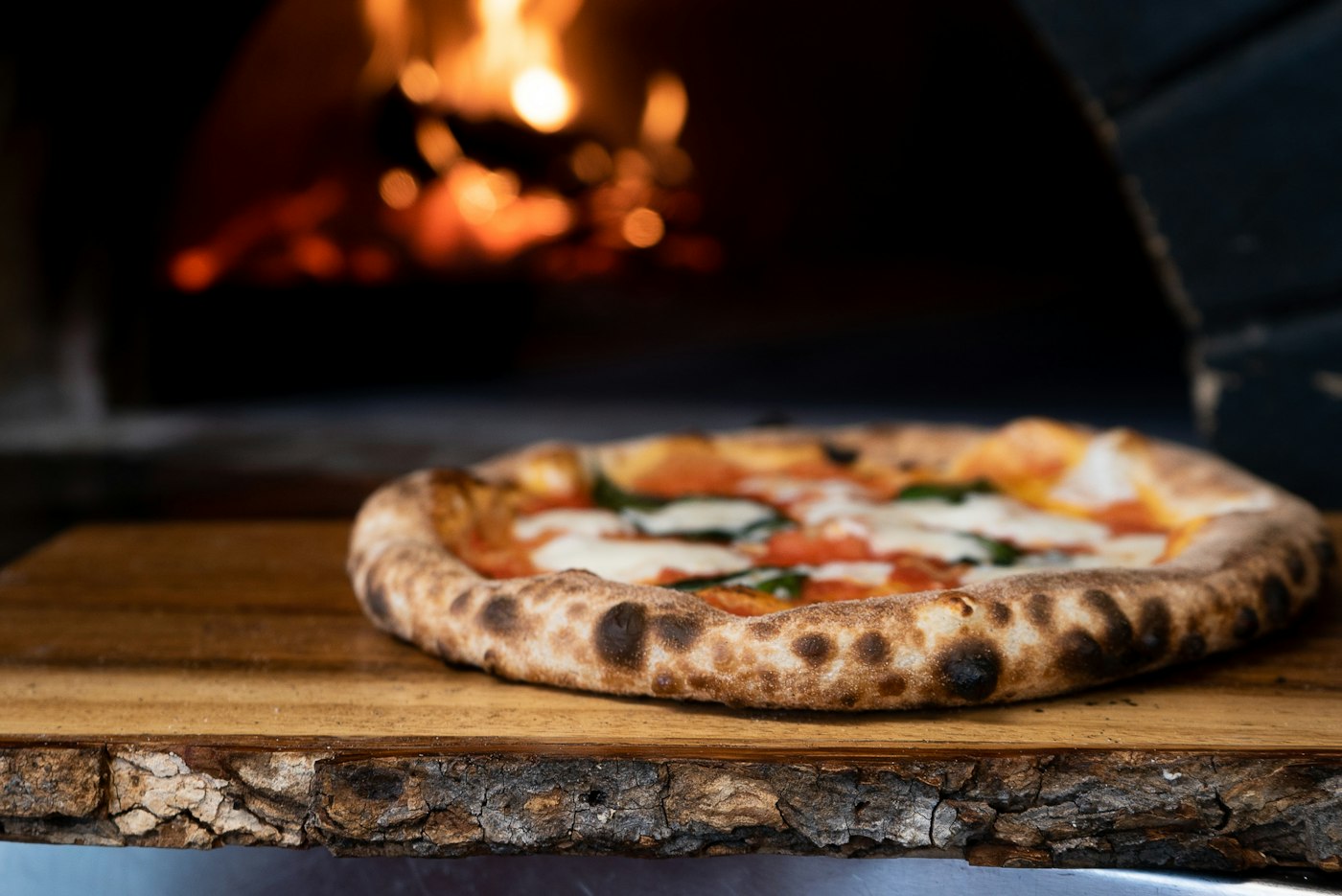 Pizza vor dem Feuer im Ofen